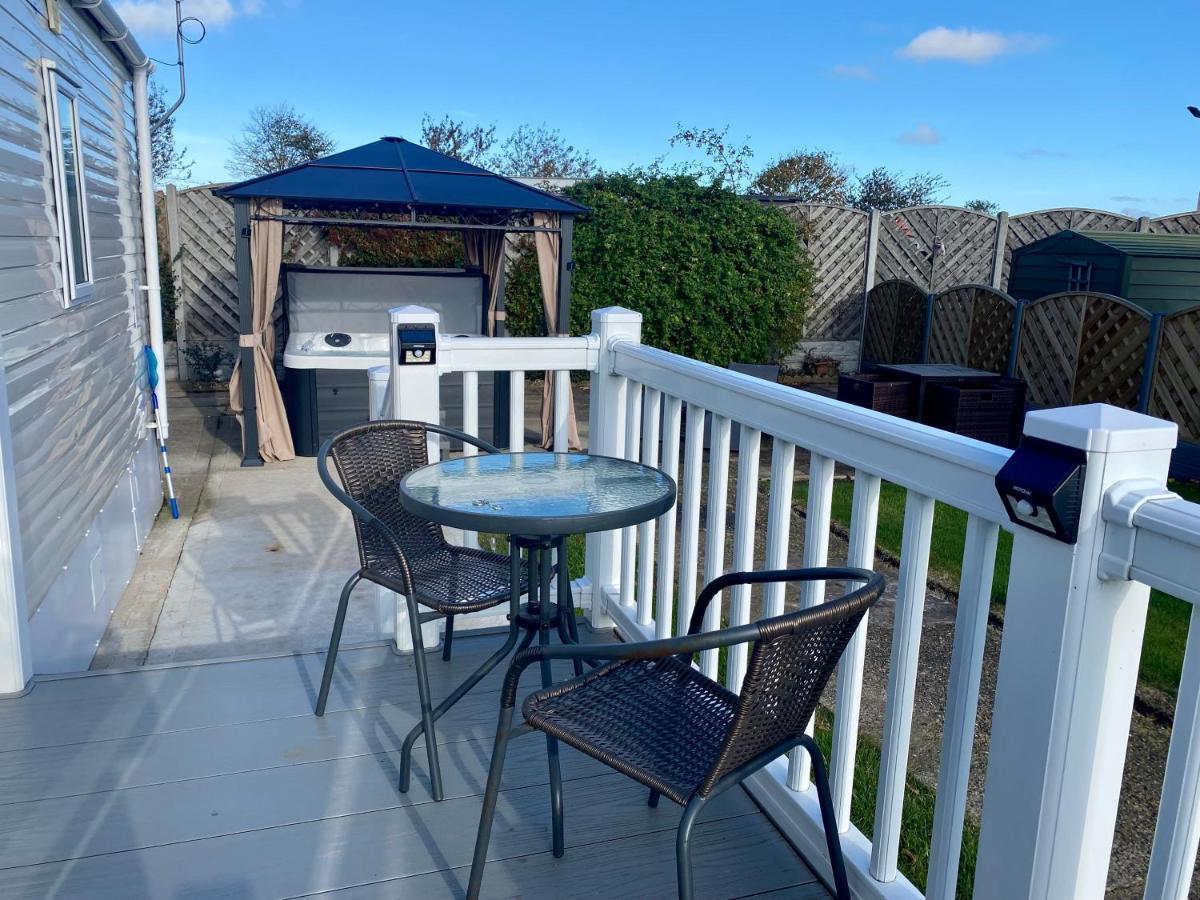 Hot Tub. Countryside. Coast. 5* Patrington Haven Leisure Park, East Yorkshire Villa Exterior photo