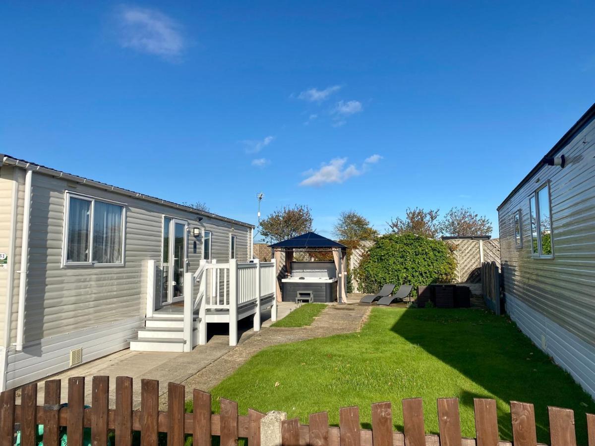 Hot Tub. Countryside. Coast. 5* Patrington Haven Leisure Park, East Yorkshire Villa Exterior photo